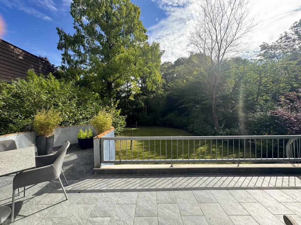 Terrasse mit Blick ins Grüne Villa: Terrasse mit Blick ins Grüne