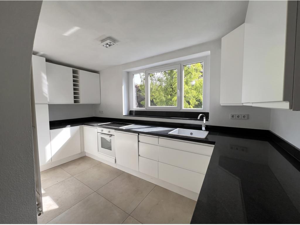 moderne Küche im OG Villa: moderne Küche im OG