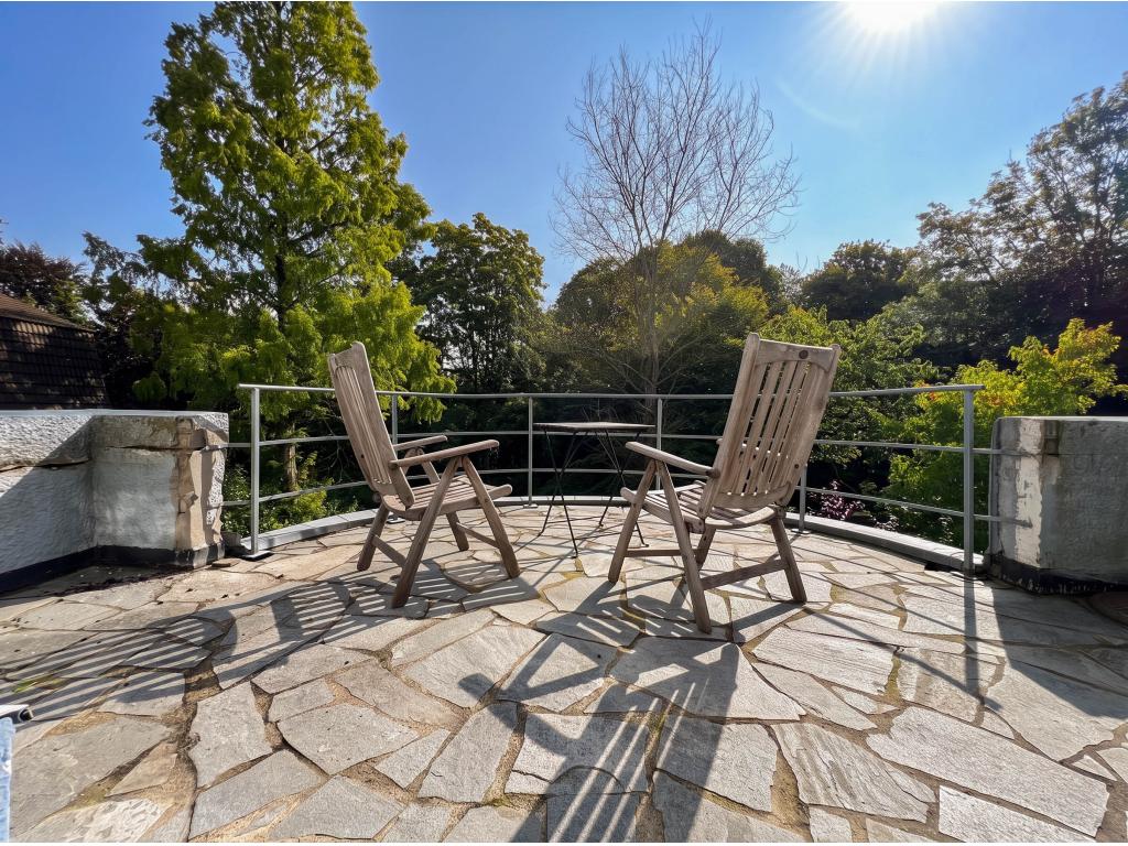 Balkon mit Blick ins Grüne Villa: Balkon mit Blick ins Grüne