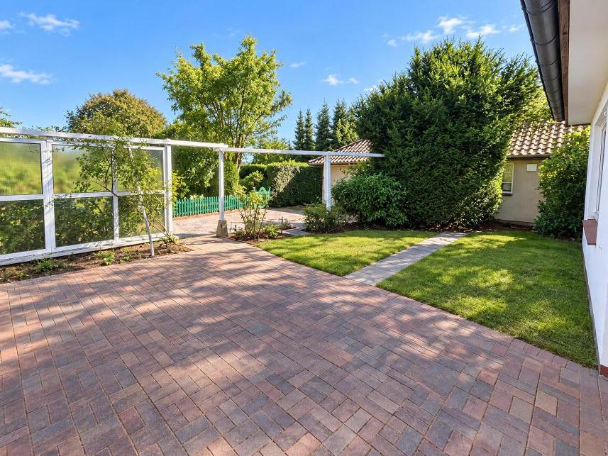 Einfamilienhaus: Terrasse mit Gartenbereich
