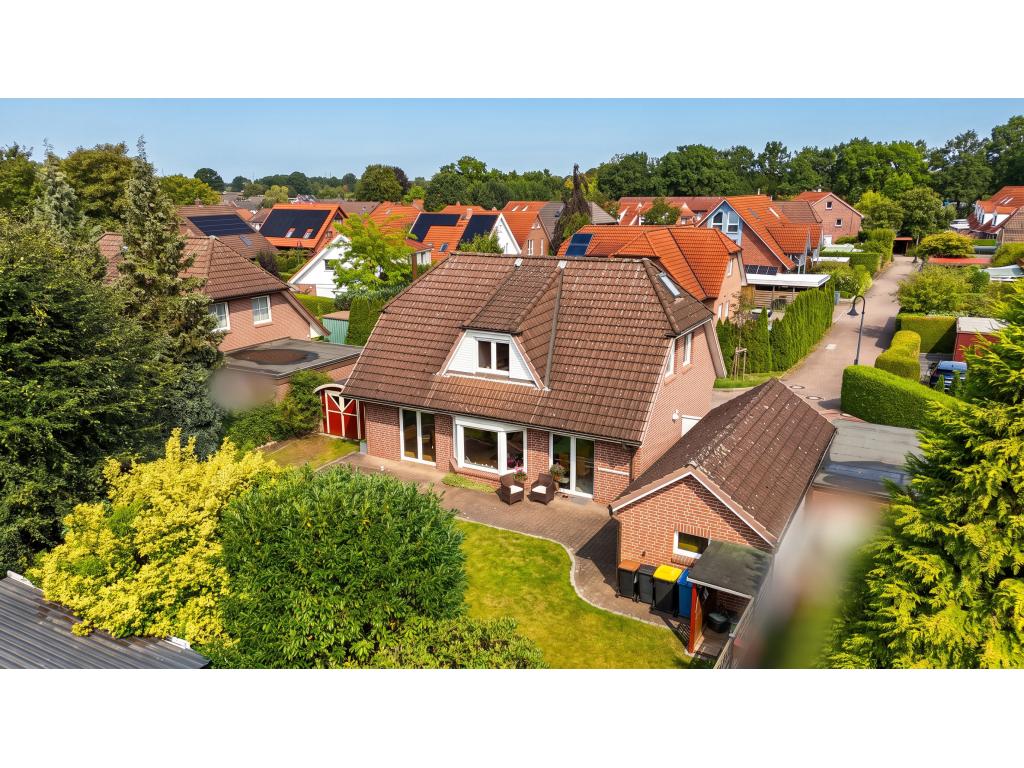 Einfamilienhaus: R&uuml;ckansicht mit Terrasse und Garten