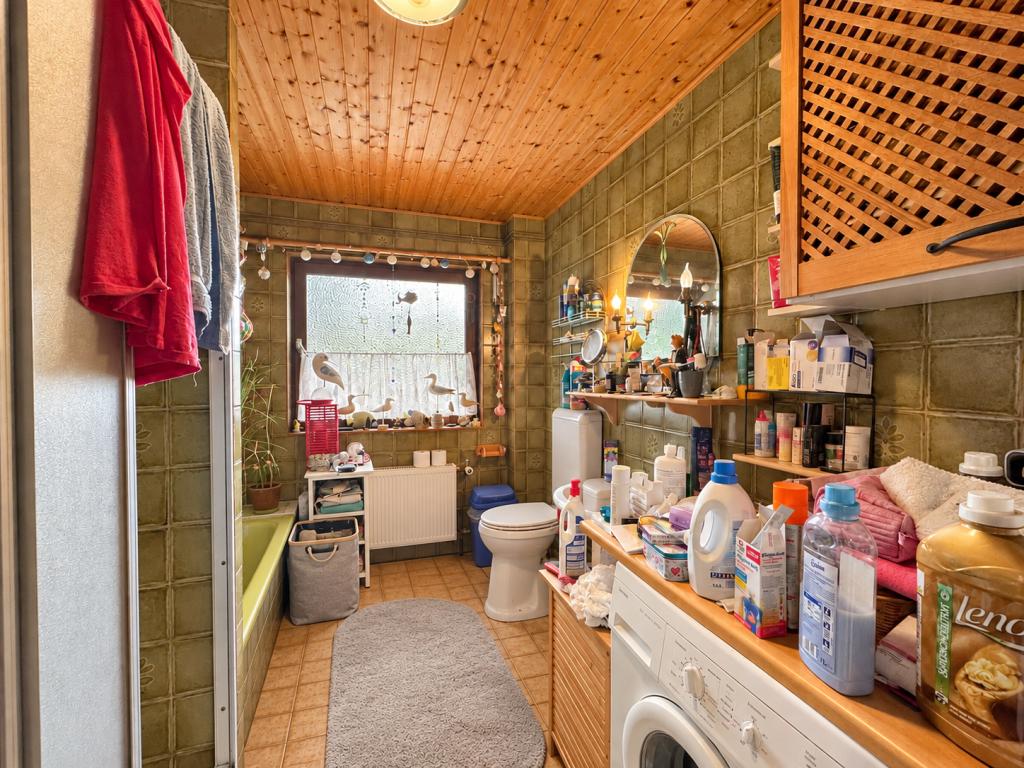 Badezimmer - erste Wohneinheit Einfamilienhaus: Badezimmer - erste Wohneinheit