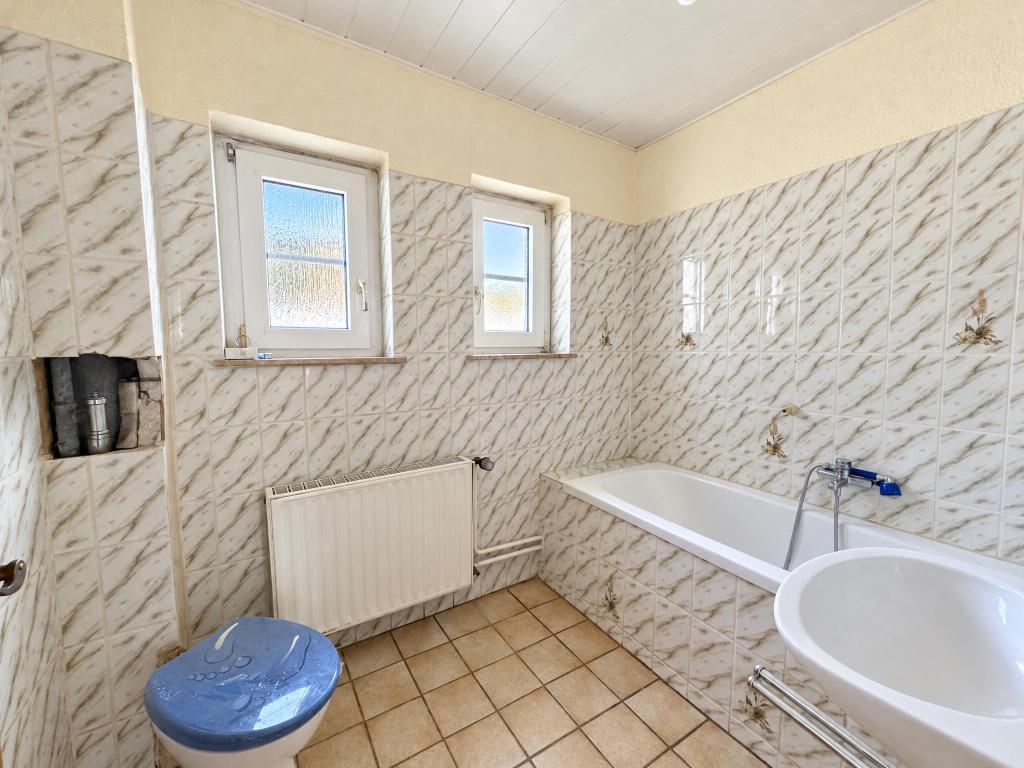Doppelhaush&auml;lfte: Badezimmer im EG